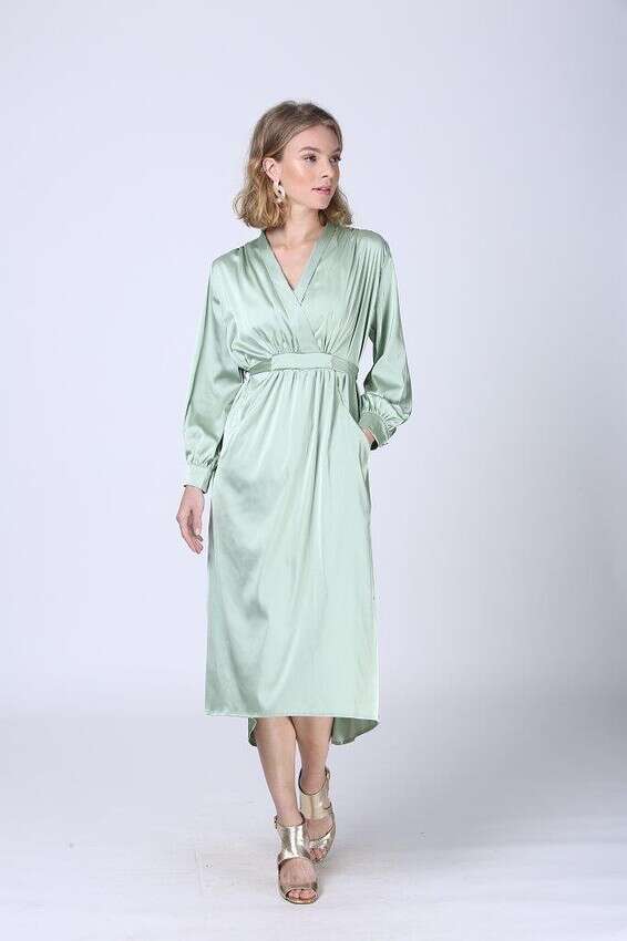 שמלת משי בגוון מנטה – פסטל , מחיר 350 שקלים להשיג בחנויות ובאתר AMANDA K // צילום: יחצ .